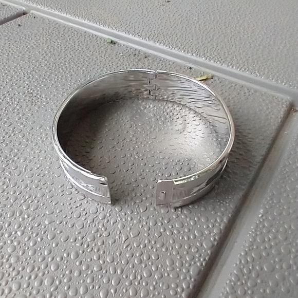 Women's silver tone textured star bracelet. - Picture 4 of 4